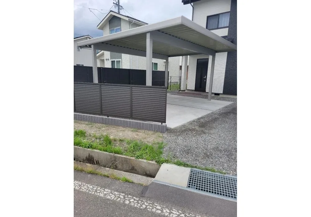 フェンス、カーポート、コンクリート駐車場